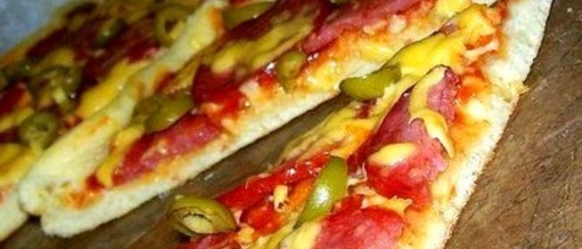 Пицца с салями и оливками