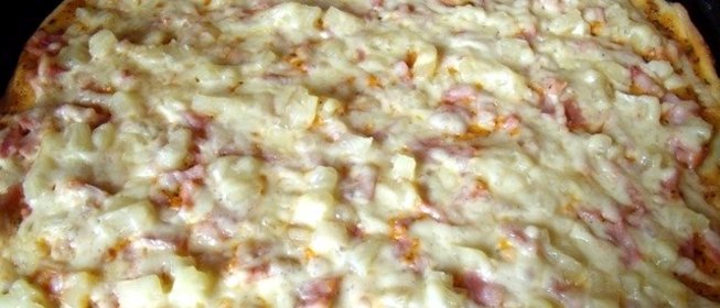 Пицца с ветчиной и ананасами