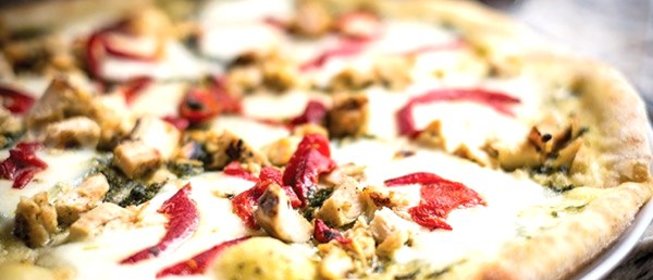 Пицца с курицей и моцареллой