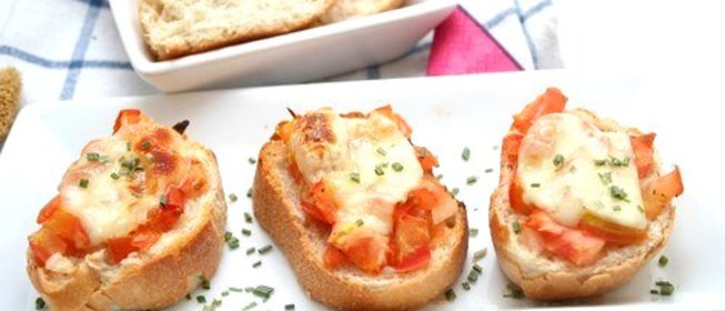 Пицца из багета с ветчиной, маслинами и разноцветными перцами