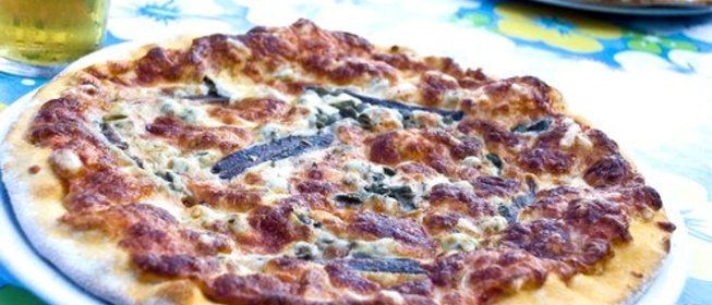 Пицца с сардинами, луком и помидорами