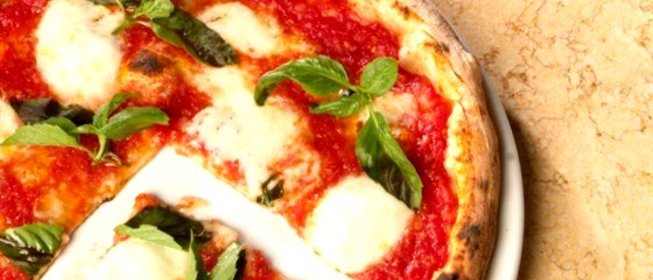 Пицца с острым сыром и листьями салата