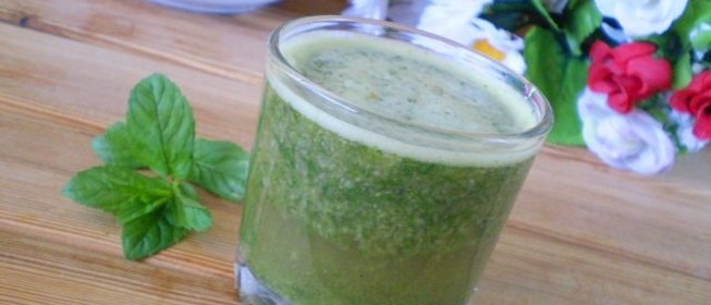 Зеленый коктейль с яблоком