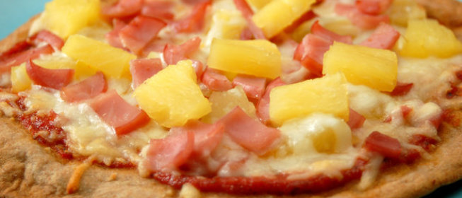 Быстрая пицца с ветчиной и ананасами