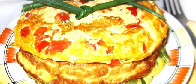 Омлет с тунцом и помидорами