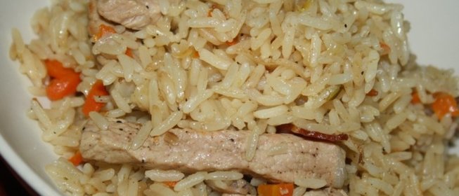 Сытная рисовая каша со свининой и беконом на топленом сливочном масле