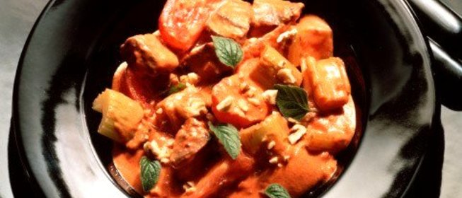 Рагу из свинины с сельдерем, морковью, мадерой и пряностями