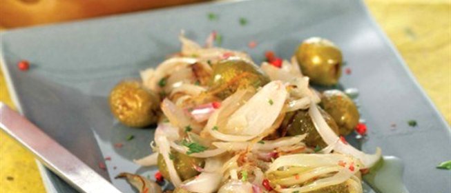 Меззе из оливок с карамелизированным луком и свежим орегано