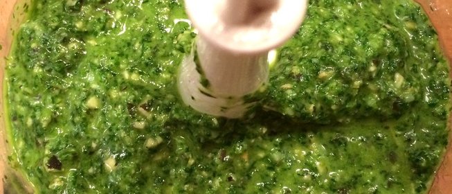Укропное песто с тыквенными семечками