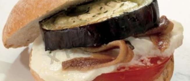 Бутерброды с жареными баклажанами, сыром Моцарелла и анчоусами