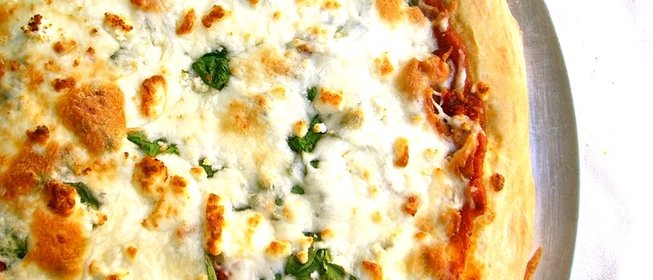 Пицца с брынзой и помидорами