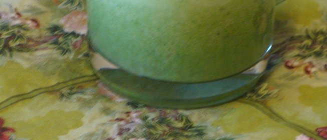 Зеленый коктейль на кумысе с шпинатом и огурцом «Сок жизни»