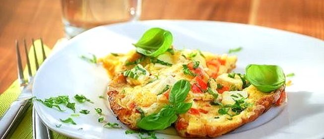 Омлет с беконом, пармезаном и зеленью