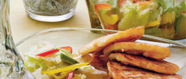 Кукурузные оладьи с салатом