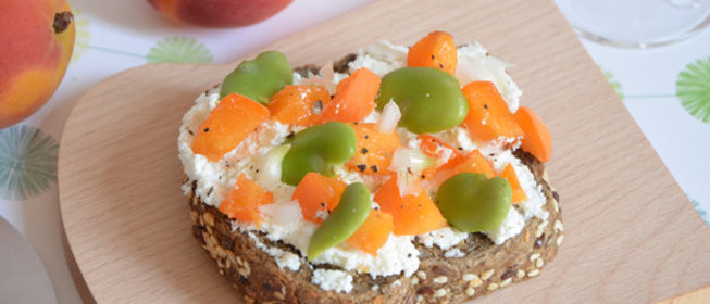 Брускетта с рикоттой, бобами и абрикосом