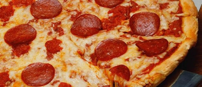 Обычная пицца с колбасой