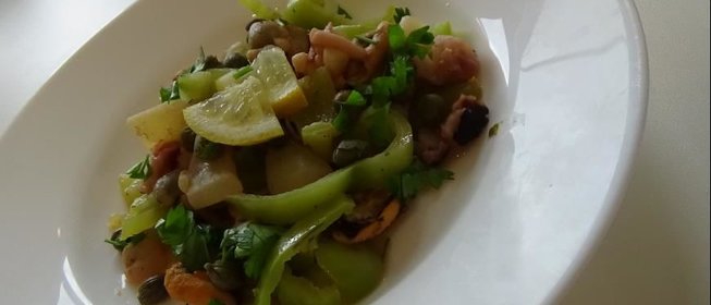 Морской коктейль с болгарским перцем и каперсами