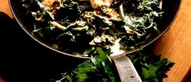 Мангольд с изюмом и кедровыми орешками