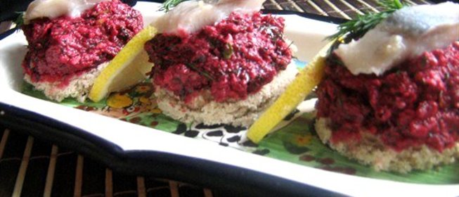 Закуска с сельдью, свекольным песто и грецкими орехами