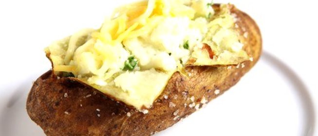 Печеный картофель с начинкой из брокколи, сыра и бекона