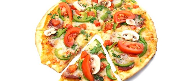 Пицца с шампиньонами и колбасой