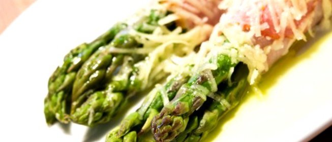 Спаржа с пармезаном и беконом