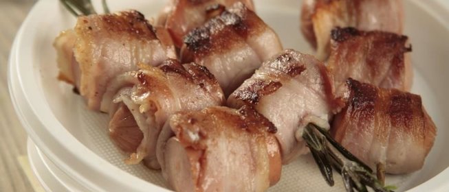 Сосиски, жаренные в беконе