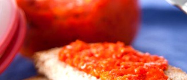 Постный спред из жареных перцев, семян подсолнуха и чили