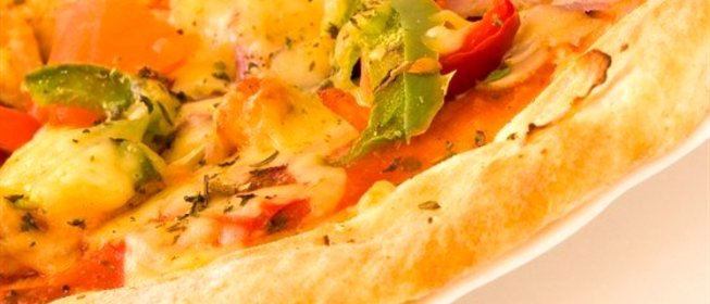 Пицца с зеленым перцем и черри