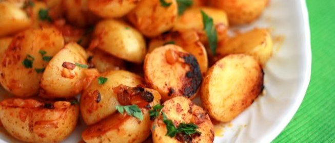 Картофель с паприкой и чесноком на скорую руку