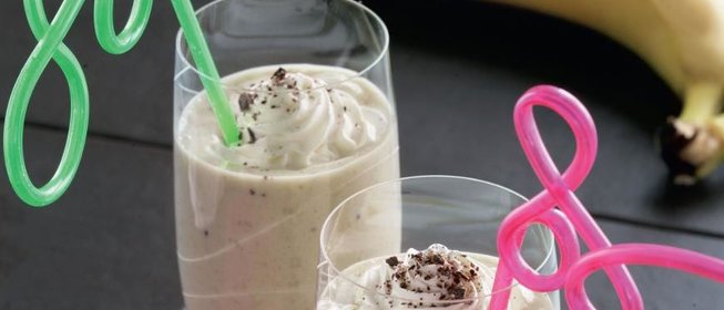 Молочный коктейль с мороженым и фруктами