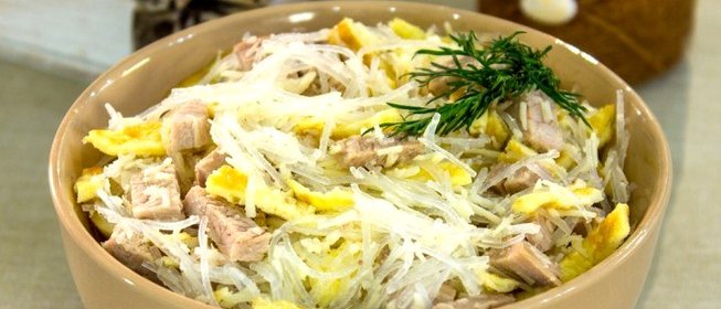 Салат со свининой, фунчозой и яичными блинчиками