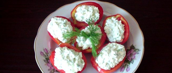 Помидоры с творожной чесночной пастой
