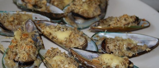 Мидии с сухарями и пармезаном