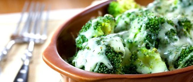 Припущенная брокколи рааб с хлопьями чили