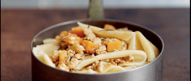 Паппарделле с рагу из розмарина, тыквы и курицы