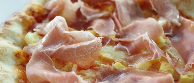 Пицца с ветчиной и сыром