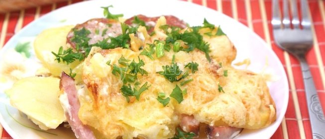 Картофель запеченный с салями и ветчиной