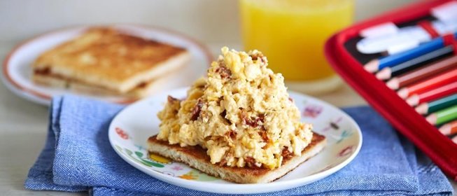 Омлет-скрэмбл с вялеными помидорами