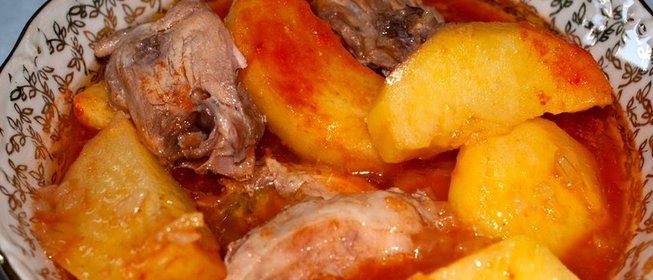 Картошка с курицей, тушеная в кастрюле