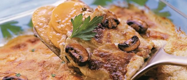 Запеканка из картофеля с грибами и сыром с голубой плесенью