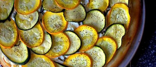 Пицца с цуккини и козьим сыром