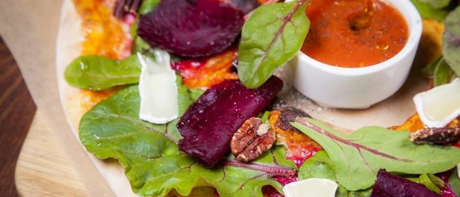 Пицца со свекольной ботвой и сыром бри