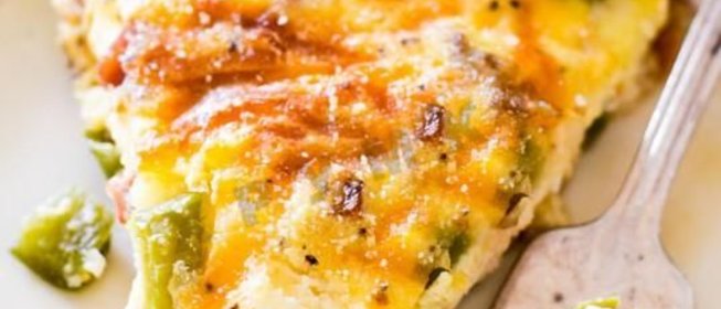 Запеченный омлет с сосисками и овощами