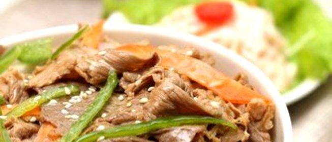 Жареная говядина с зелеными чили (Qingjia Chao Niuliu)