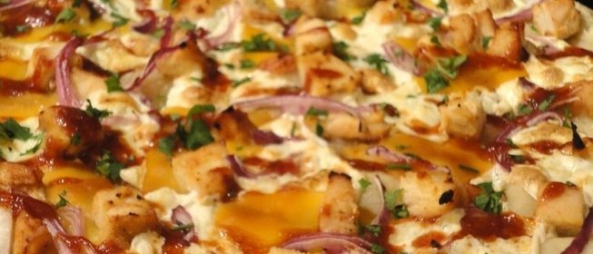 Пицца с жареной курицей