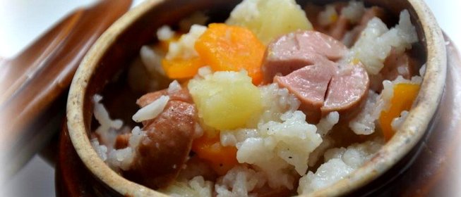 Картошка с рисом с сосисками в горшочке