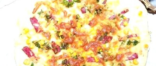 Пицца с колбасой и кукурузой