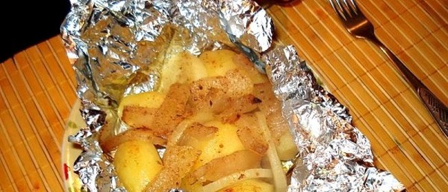 Картошка с салом в духовке в фольге
