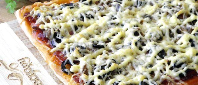 Пицца из слоеного теста в духовке